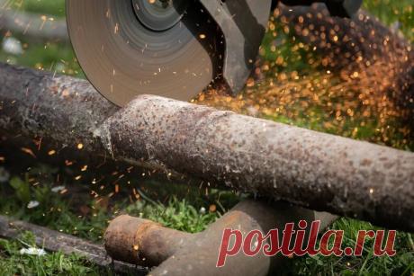 Как ровно отрезать трубу болгаркой без разметки, на глаз. Слесарные хитрости | Сварка для... Можно ровно пилить трубу и без разметки. Покажу необычный способ