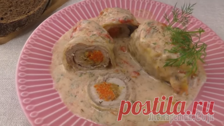 Заворачиваем мясо в лист капусты и заливаем соусом - не голубцы