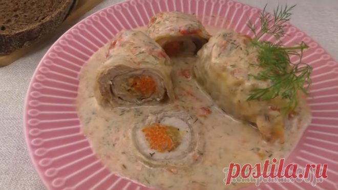 Заворачиваем мясо в лист капусты и заливаем соусом - не голубцы