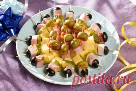Канапе на шпажках для праздничного стола - 20 простых и вкусных рецептов Прелесть канапе на шпажках в том, что их можно делать буквально из чего угодно. Но если у тебя нет времени и желания на поиски или эксперименты, держи 20 проверенных рецептов! Вкусно, удобно, красиво, а еще и очень быстро!