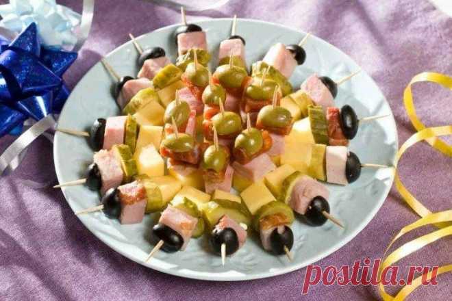 Канапе на шпажках для праздничного стола - 20 простых и вкусных рецептов Прелесть канапе на шпажках в том, что их можно делать буквально из чего угодно. Но если у тебя нет времени и желания на поиски или эксперименты, держи 20 проверенных рецептов! Вкусно, удобно, красиво, а еще и очень быстро!