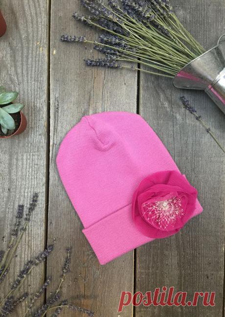 Шапка розовая «Токио в цветах»

Шапка трикотажная, двойной вязки с отворотом 7 см, из 100% хлопковой итальянской пряжи. Модель шапки предполагает что она торчит к верху на 4-5 см. Шапка украшена цветком из сетки в виде камелии.