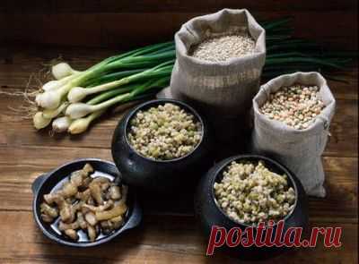 Каша пшенная с горохом и шкварками.