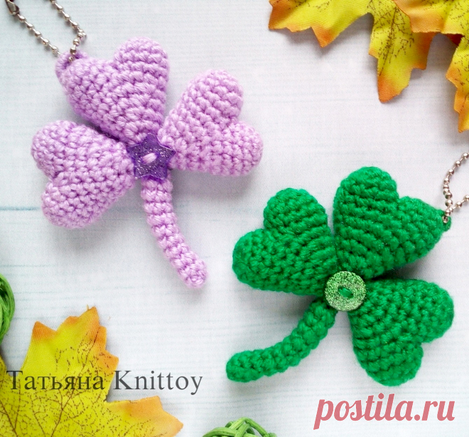 PDF Клевер крючком. FREE crochet pattern; Аmigurumi toy patterns. Амигуруми схемы и описания на русском. Вязаные игрушки и поделки своими руками #amimore - клевер, растение на удачу, брошь, маленький брелок в виде клевера.