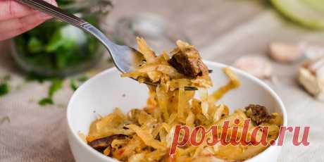 Как потушить капусту с мясом - Лайфхакер