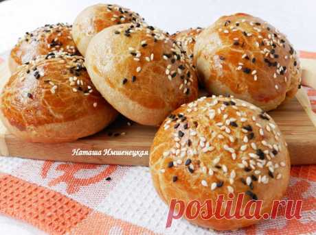 Ржаные булочки Ржаные булочки с луком и кунжутом - это ароматное и вкусное дополнение к любому приему пищи. Они получаются пышными и мягкими, оставаясь свежими даже на следующий день. Тесто можно приготовить в хлебопечке, что делает процесс еще проще.