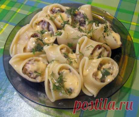 Лумакони фаршированные курицей с грибами.