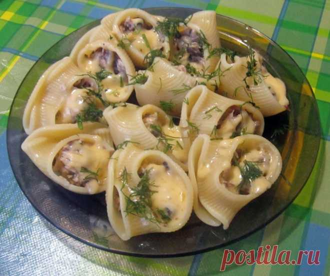 Лумакони фаршированные курицей с грибами.