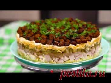 " КАКОЙ ЖЕ он ВКУСНЫЙ! Салат ПЕНЁК " Ингредиенты (22 см)2-3 шт. картофеля350 г мясо/язык/курица2 средние луковицы250 г марин. огурцов 150 г сыраСоль/специи по вкусуМайонез/йогурт/сметана
