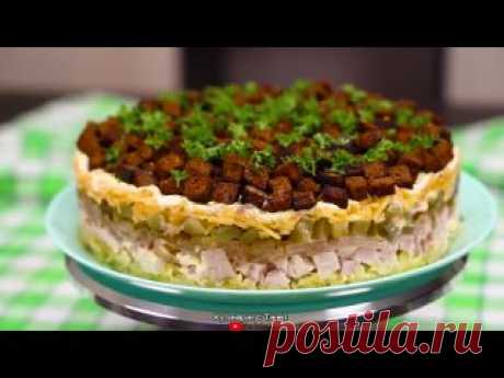 " КАКОЙ ЖЕ он ВКУСНЫЙ! Салат ПЕНЁК " Ингредиенты (22 см)2-3 шт. картофеля350 г мясо/язык/курица2 средние луковицы250 г марин. огурцов 150 г сыраСоль/специи по вкусуМайонез/йогурт/сметана