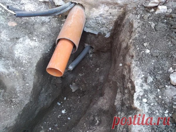 3 причины, которые объясняют, почему при проходе канализации через фундамент нужно использовать длинную гильзу большего диаметра | Строю для себя | Пульс Mail.ru Правила гильзования канализационной трубы