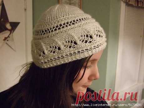 Шапка Column of Leaves Hat с поперечной полосой из ажурных листьев.