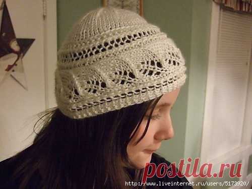 Шапка Column of Leaves Hat с поперечной полосой из ажурных листьев.