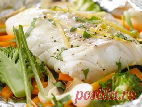Werden Sie zum Feinschmecker! Wenn’s mal wieder was Leichtes, aber trotzdem lecker sein soll: der Kabeljau in Alufolie! Petersilie, Frühlingszwiebeln und Zitrone sorgen für ausgewogene Aromen. Gleich ausprobieren!