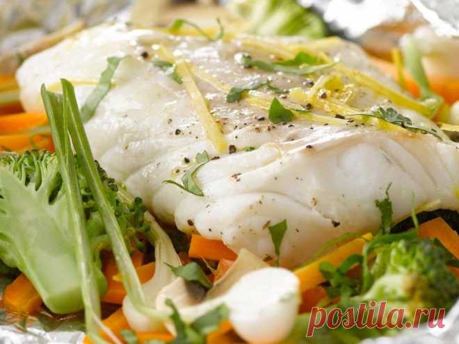 Werden Sie zum Feinschmecker! Wenn’s mal wieder was Leichtes, aber trotzdem lecker sein soll: der Kabeljau in Alufolie! Petersilie, Frühlingszwiebeln und Zitrone sorgen für ausgewogene Aromen. Gleich ausprobieren!