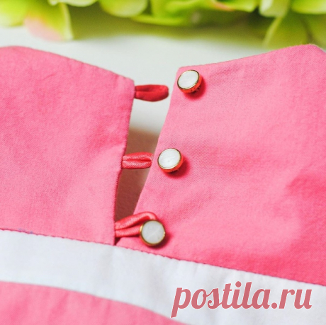 #мастер_класс@sewing_school

Мастер-класс - как сделать рулик для навесных петель? Очень люблю этот способ - простой и аккуратный, зато ваши петельки всегда будут точно под стать изделию! Читайте описание и листайте фотографии 
⠀
1. Для рулика необходима косая бейка. Можно взять готовую, можно нарезать самостоятельно из ткани изделия. То есть выкраиваем полоски шириной примерно 3 см. под углом 45 градусов к долевой нити.
⠀
2. Складываем полоску вдоль пополам лицом вовнутрь...