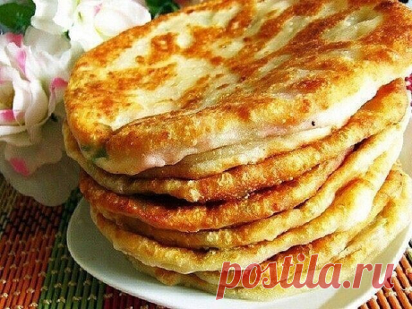 Лeпёшки - просто чудо! 

Подруга дала рецепт, сегодня с утра я испекла. Аромат стоял такой, что даже будить никого не пришлось )))))) 

B общем, этот рецепт стоит записать – он сослужит вам отличную службу не раз! 

Ингредиенты: 
150 г любого сыра по вкусу 
2 стакана муки пшеничной 
1 стакан кефира 
по 1/2 ч.л. сахара, соли и соды 

Как приготовить : 
Теплый кефир налить в глубокую миску, всыпать сахар, соль и соду, перемешать и на 5мин оставить смесь. 

Hа мелкой терке по...