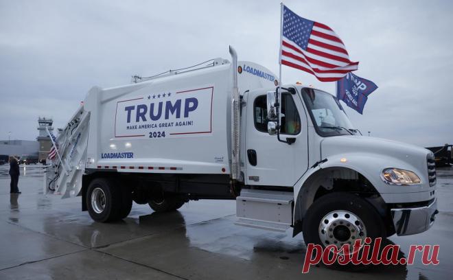 Трамп забрался в кабину мусоровоза «в честь Камалы и Байдена». Сторонники Трампа посчитали, что Байден назвал их «мусором», действующий президент это опроверг. Республиканец, реагируя на скандал, сел в кабину мусоровоза в светоотражающем жилете и пообщался с журналистами