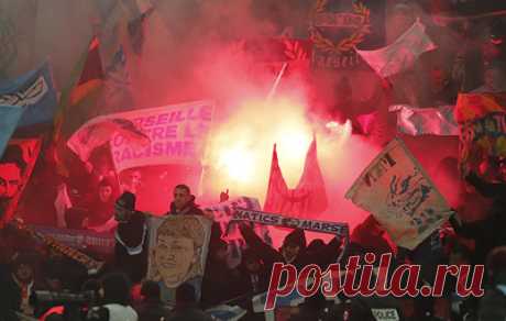 Матч чемпионата Франции прервали из-за нападения болельщиков на футболистов. Фанаты прорвались на поле в матче &quot;Ницца&quot; - &quot;Марсель&quot; после того, как Димитри Пайет бросил попавшую в него бутылку обратно в толпу