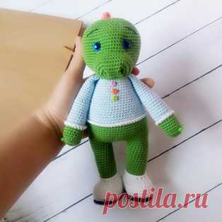 Динозаврик амигуруми. Схемы и описания для вязания игрушек крючком! Бесплатный мастер-класс от Светланы Маскалевой по вязанию динозаврика крючком. Высота вязаной игрушки примерно 22 см. Для изготовления такого динозавр…