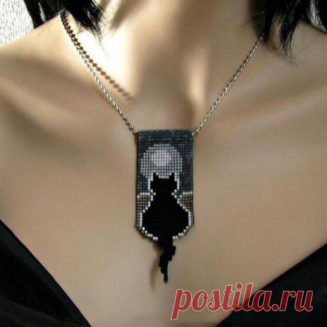 Кулон с кошкой Кулон с кошкойКулон с кошкой особенно привлекателен хвостом, выступающим за границы картины.Творите и будьте счастливы, наши дорогие.