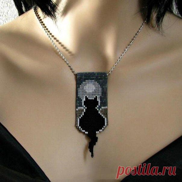 Кулон с кошкой Кулон с кошкойКулон с кошкой особенно привлекателен хвостом, выступающим за границы картины.Творите и будьте счастливы, наши дорогие.