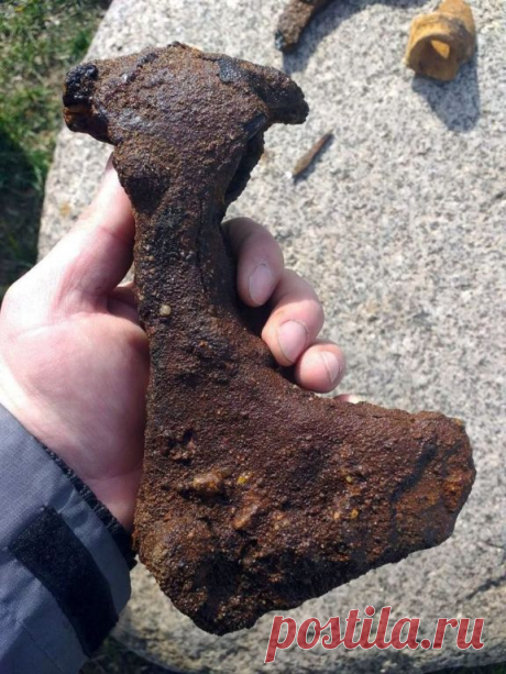 В Бобруйске нашли топор которому 1000 лет При раскопках в Бобруйске нашли древний топор и наконечник стрелы  Историки считают, что боевому оружию около 1000 лет.  Две недели назад в Бобруйске, в
