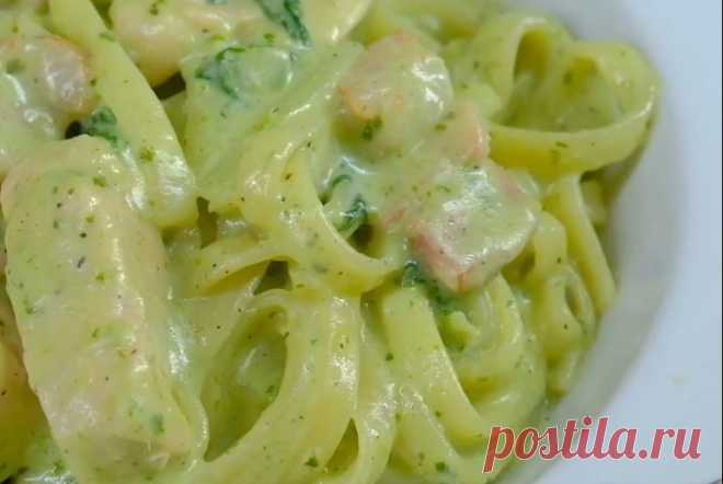 One-Pot Сливочная паста с беконом, курицей и песто Ингредиенты: бекон — 150 г куриное филе — 2 шт соль, перец сухой чеснок — 1 ч.л. лук — 2 шт шпинат — 100 г молоко — 700 мл паста Тальятелле — 300 г соус песто — 1/2 стак. пармезан — 80 г