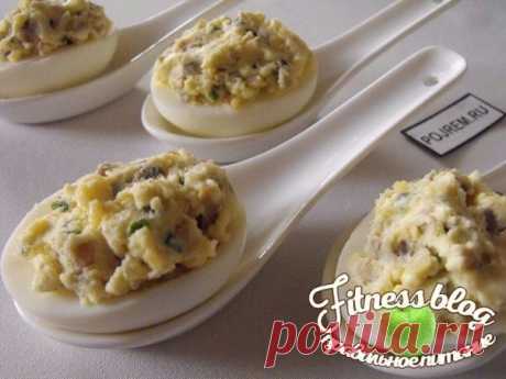 Лёгкая закуска – яйца, фаршированные шампиньонами
на 100грамм - 99.2 ккал, Б/Ж/У - 7.86/6.2/2.83

Ингредиенты:
Шампиньоны – 50 г 
Лук репчатый – 40 г
Сметана 15% жирности- 10 г 
Яйцо куриное- 100 г

Приготовление:
Сварить яйца, желтки смешать с тушеными шампиньонами с луком, перемолоть. посолить, поперчить, добавить сметану и начинить белки. По желанию можно сделать шапочки с помидорами.
Отличный перекус или закуска к праздничному столу готова! 

Приятного аппетита!