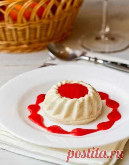 ВАНИЛЬНОЕ БЛАНМАНЖЕ С КЛУБНИЧНЫМ ПЮРЕ |