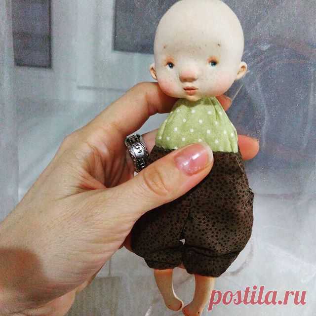 Рождение ночное . МАЛЬЧОНКА народился. ДЕВЧУШКА тоже вот вот следом. Мальчики текстильные у меня были конечно а вот из глины впервые. И ещё я хочу сказать огромное спасибо ЛЕНОЧКА @elenazlokazova  за МК 😘😘😘Я давно давно хотела создать свою брошку из глины только в виде куколки но все не знала как осуществить это и вот Лена благодаря тебе у меня получилось 😘