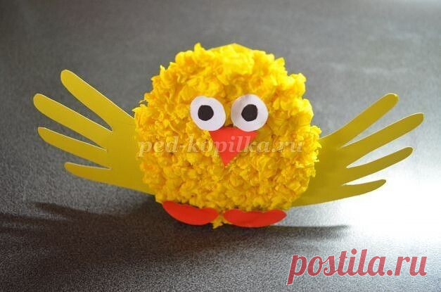 Цыпленок из обведенных ладошек и скомканных салфеток