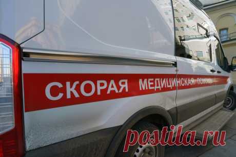 Зажигалкой — в лицо. В Серпухове ревнивец поджег возлюбленную из мести. Мужчина облил женщину бензином и поджег. Она долго металась по улице с криками о помощи. Сейчас пострадавшая в больнице с ожогами третьей степени, а поджигателя ищут правоохранители.