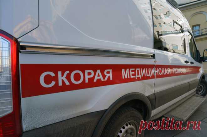 Зажигалкой — в лицо. В Серпухове ревнивец поджег возлюбленную из мести. Мужчина облил женщину бензином и поджег. Она долго металась по улице с криками о помощи. Сейчас пострадавшая в больнице с ожогами третьей степени, а поджигателя ищут правоохранители.