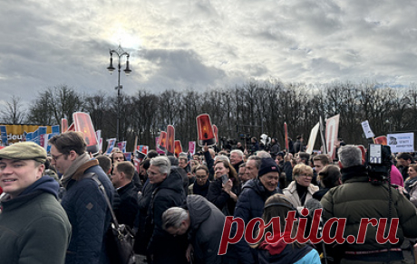 В Берлине проходит массовая демонстрация за изменения в экономической политике. Активисты держат плакаты с надписями, призывающими к сокращению бюрократии и снижению чрезмерного регулирования