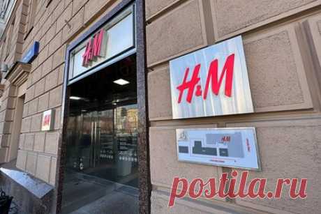 H&amp;M предрекли возможность остаться в России. Генеральный директор «Этерна» Дмитрий Томилин предрек бренду H&amp;M предрекли возможность остаться на российском рынке. Продажи ретейлера в России выросли вдвое по сравнению с аналогичным периодом прошлого года. По этой причине компания может принять решение не закрываться в стране, считает специалист.