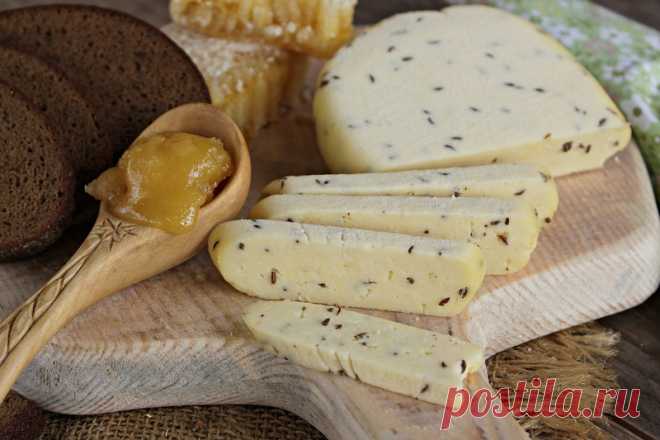 Творожный сыр Дайнава — ну до чего же вкусно!
Ингредиенты:

Молоко — 1 л 
Творог — 500 г 
Масло сливочное — 40 г 
Сметана — 2 ст.л. 
Тмин — 1.5 ч.л. 
Соль — 0.5 ч.л. 
Яйцо — 1 шт.