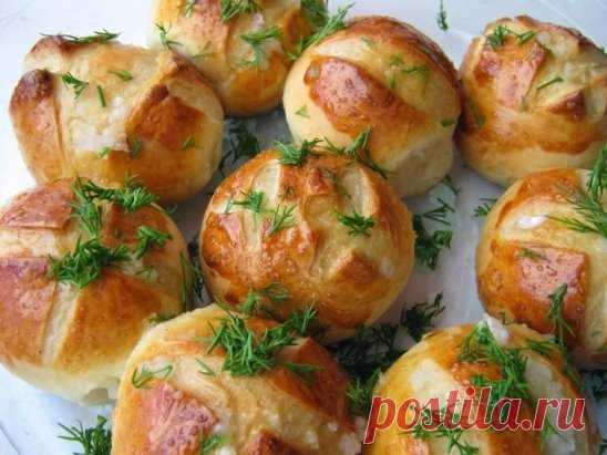 КАК сделать вкусные помпушки к борщу...
Нежнейшие пампушки к борщу всего за 20 минут! Теперь не представляю свой обед без них.
Что может быть прекраснее вкусного борща на обед? Только его сочетание с нежнейшими чесночными пампушками. Это отличная замена хлебу, да и готовятся они очень просто.
Наша редакция подготовила рецепт приготовления пампушек, на создание которых ты потратишь всего 20 минут. Мы используем дрожжевое тесто без яиц. С ним очень легко работать, а результат всегда радует.
Пампуш