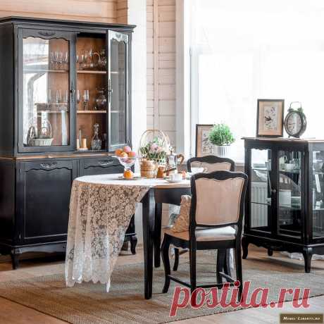 Коллекция «Нуар» — это черная мебель в стиле Прованс, модели такие же, как и в коллекции «Беж» только в черном цвете, это позволит вам оформить ваш дом в разной цветовой гамме.
Французская мебель кантри коллекция «Нуар» также отлично смотрится с мягкой мебелью в стиле Прованс.