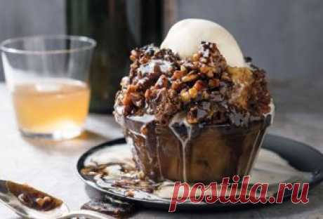 Шарлотка из хлеба с черносливом и яблоками