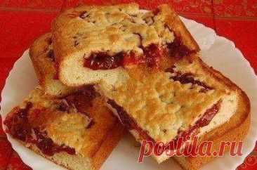 Вкуснейший пирог с вареньем Ингредиенты:&nbsp;

яйца - 2 шт,&nbsp;
мука - 2-3 стакана,&nbsp;&nbsp;сливочное масло или маргарин - 200 г,&nbsp;&nbsp;сахар - 1 стакан,&nbsp;&nbsp;ванилин - на кончике ножа,&nbsp;&nbsp;разрыхлитель - 1 ч. ложка&nbsp;&nbsp;варенье или джем - 150-200...