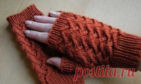 Митенки  
Плотность вязания: 25 п = 10 см
Вам потребуется: 1 моток Sublime Yarns Cashmere Merino Silk DK (115 м/ 50 г), спицы 3.5 мм, чулочные или круговые спицы для Magic Loop, 2 маркера
Ажурный узор Штриховка: