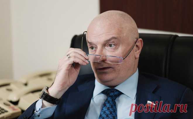 Клишас предложил перечитать слова Зорькина о смертной казни. Клишас призвал ознакомиться с выступлением Зорькина по вопросу о смертной казни и «не заниматься спекуляциями». Глава Конституционного суда отмечал, что отменить мораторий на данную меру невозможно при текущей Конституции
