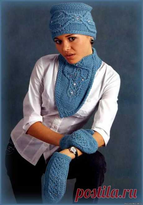 Шапочка, манишка и варежки связанные оригинальным узором и украшенные стразами . Комплект связан на спицах.