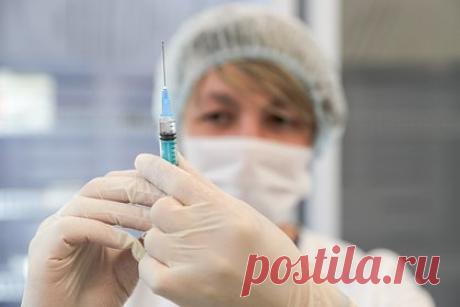 США решили отменить обязательную вакцинацию от ковида для иностранцев. Власти США объявили, что отменяют требования об обязательной вакцинации от COVID-19 для федеральных служащих, федеральных подрядчиков и международных авиапассажиров в конце дня 11 мая. Соответствующее заявление размещено на сайте Белого дома 1 мая. В этот же день завершится чрезвычайная ситуация в связи с COVID-19.