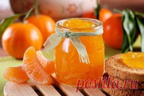 Рецепт самого ароматного варенья из мандаринов 
Ингредиенты: 
- 1 кг мандаринов 
- 1 крупный апельсин 
- 1 кг сахара 
- 1 ст. воды 
- 2 ч. ложки молотого имбиря 
- 1 пакетик ванилина
Приготовление: 
1. Очистите мандарины от кожуры и разделите на отдельные дольки. Точно так же следует поступить с апельсином. 
2. Уложите фрукты в общую емкость и залейте стаканом воды. 
3. Через 8 часов поставьте заготовку на медленный огонь и добавьте имбирь. 
4. После закипания смесь следуе...