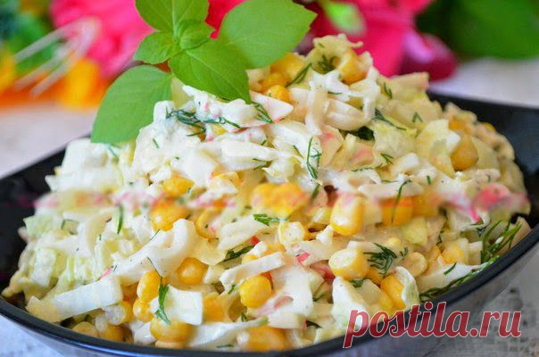 Лучшие кулинарные рецепты: Салат с кальмарами, крабовыми палочками и кукурузой.