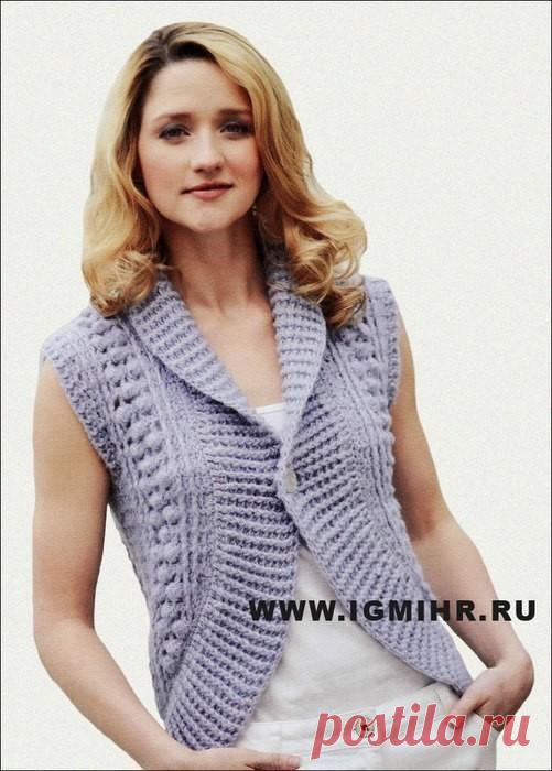 ДЫМЧАТЫЙ ЖИЛЕТ

Размеры: 42 (44 : 46 : 48)
Обхват груди: 81 (86 : 91 : 96) см.
Ширина законченного изделия: 85 (90,5 : 95 : 101) см.
Длина в середине спинки: 60,5 (64 : 67 : 70,5) см.

Вам потребуется: 350 (400 : 450 :450) г пряжи дымчатого цвета (72% 
шерсти альпака, 28% хлопка; 50 г/ 140 м); крючки № 4 и № 4,5; большая 
пуговица.

Техника вязания:

Рельефный лицевой столбик с 2 накидами: ввести крючок справа налево и 
спереди назад и связать 1 ст. с/2н вокруг ножки след....