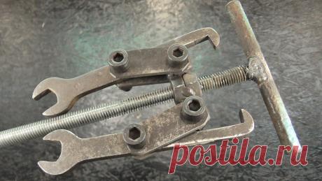 Из двух гаечных ключей получилось приспособление для ремонтников  Мастер создал из простых деталей очень полезное устройство, это находка для тех, кто занимается ремонтом разной техники. Основой для этой полезной модели стали два одинаковых рожковых ключа 14x12. Штырь М10 и гайки, подходящие по резьбе. Некоторое количество гаек М8. 4 прямоугольные пластины толщиной 4 мм и длиной 50 мм.