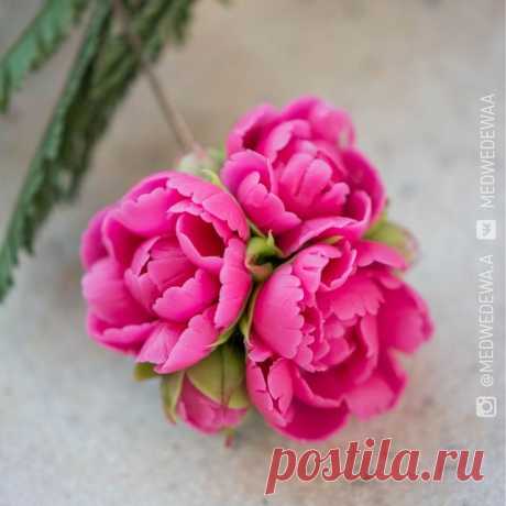 ❤️Брошь с пионами из фарфора в цвете фуксии
⠀
🌿Размер цветочной части около 3см
✨Каждый цветочек около 2см
🙌На создание такой броши идет около 100 лепестков размером 6-9мм, созданные полностью вручную без применения каттеров, молдов и тп
⠀
Максимально ручная работа